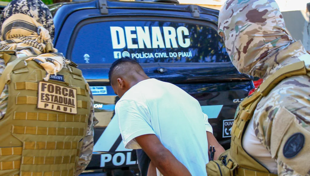 Preso sendo conduzido pela equipe da FEISP