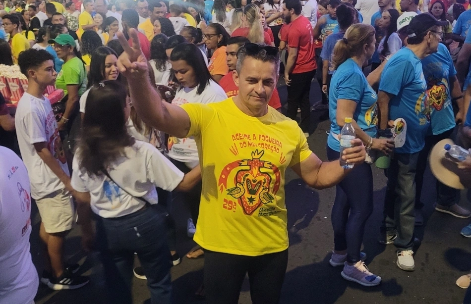 Professor Demóstenes Ribeiro orienta a população como aliviar a  dor na parte inferior das costas ao final da caminhada