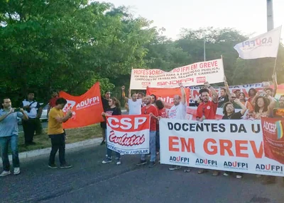 Professores e servidores em greve durante protesto