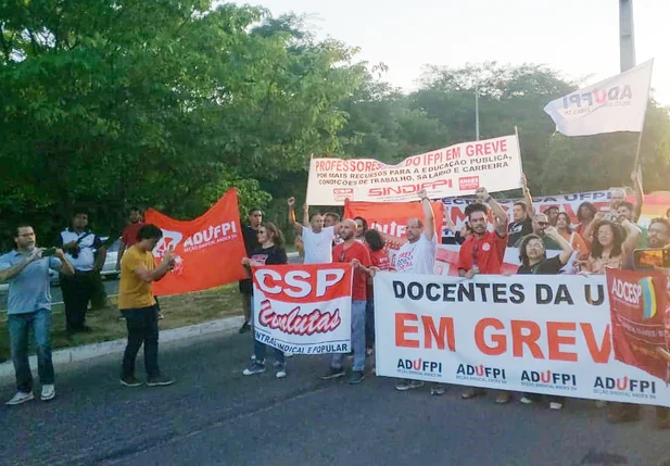 Professores e servidores em greve durante protesto