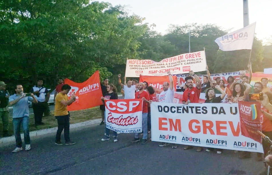 Professores e servidores em greve durante protesto