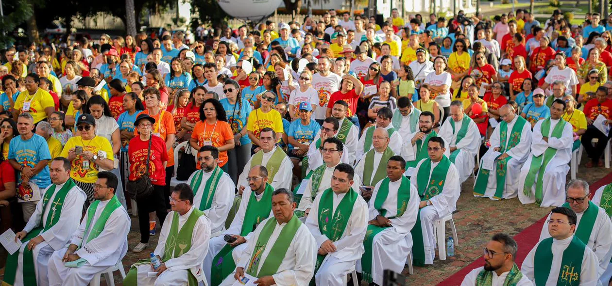 Público assiste à missa na Igreja São Benedito