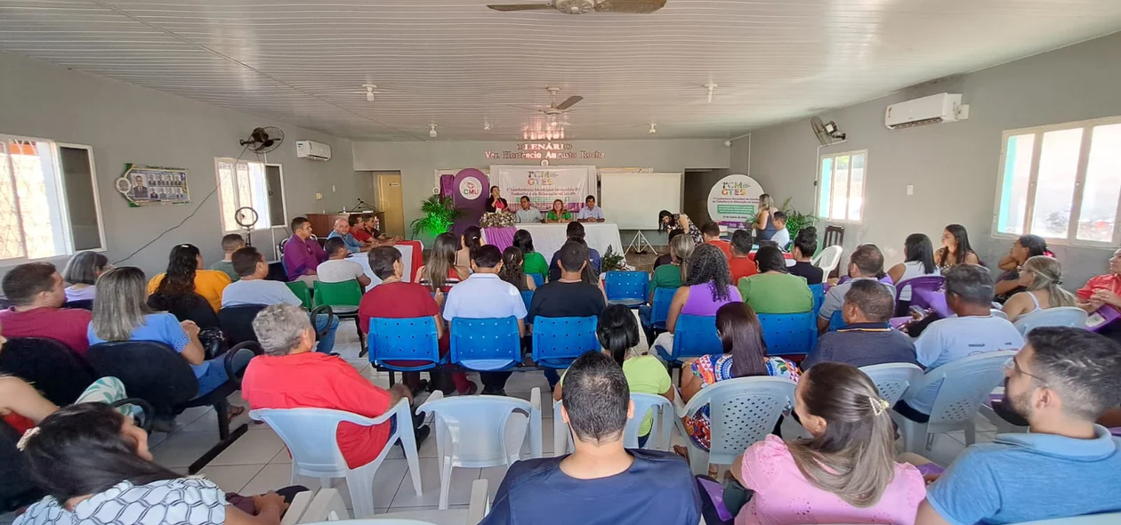 Público presente na conferência