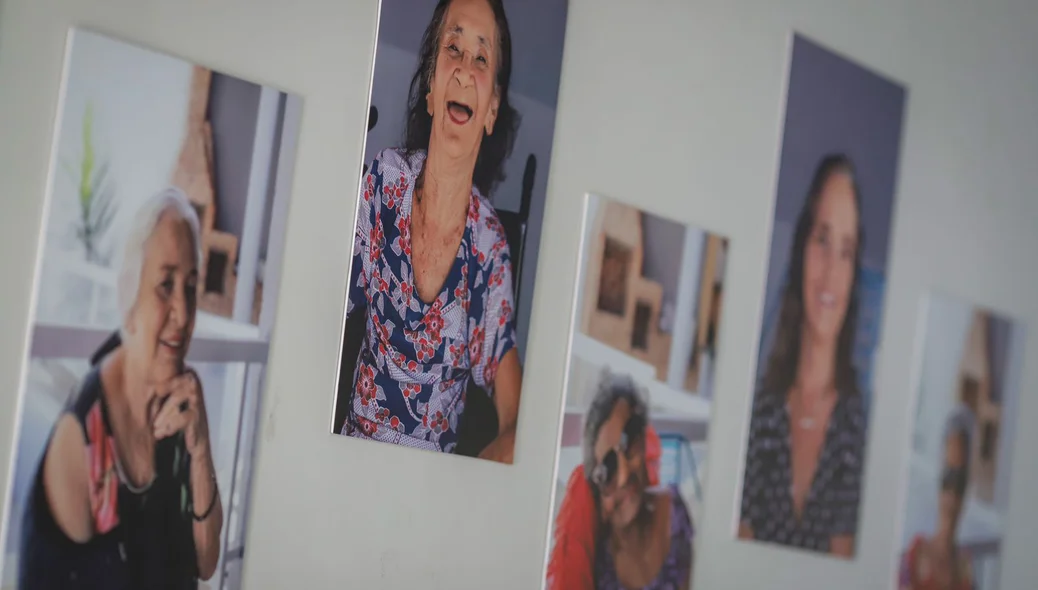Quadro de fotografias dos idosos que residem na casa