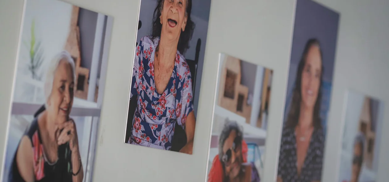 Quadro de fotografias dos idosos que residem na casa