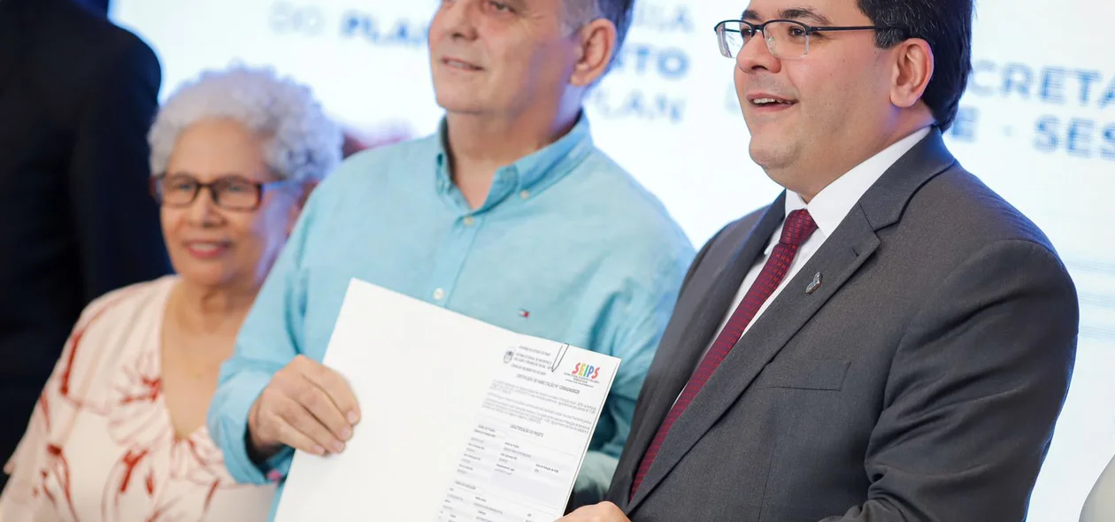 Rafael Fonteles ao lado de uma liderança