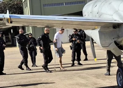 Ronnie Lessa embarcando em avião da transferência