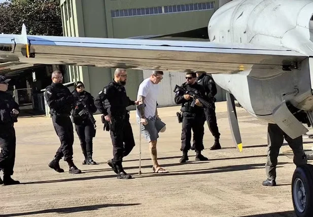 Ronnie Lessa embarcando em avião da transferência