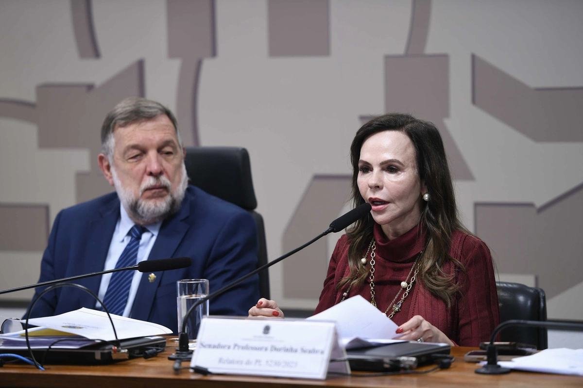 Senadores Flávio Arns, presidente da Comissão de Educação, e Professora Dorinha Seabra, relatora do texto