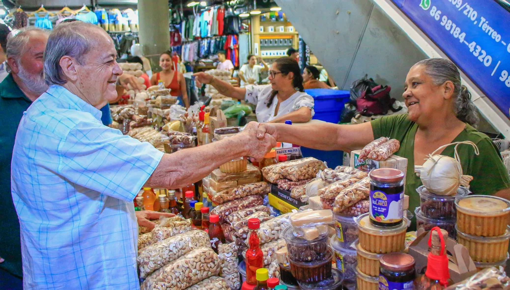 Sílvio Mendes cumprimentou servidores e comissionados do shopping