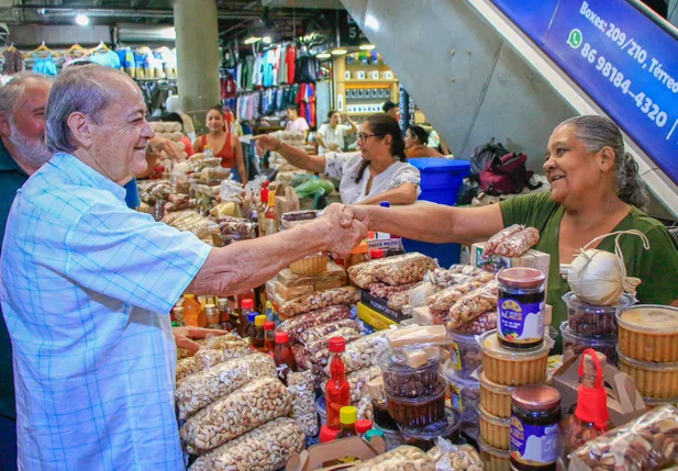 Sílvio Mendes cumprimentou servidores e comissionados do shopping