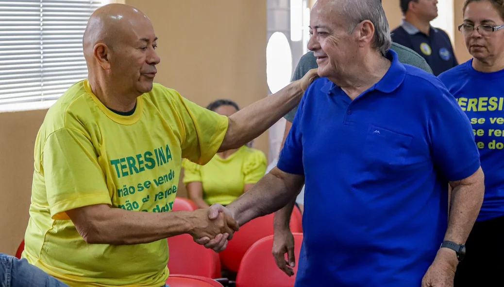 Sílvio Mendes é recebido pelos participantes da roda de conversa