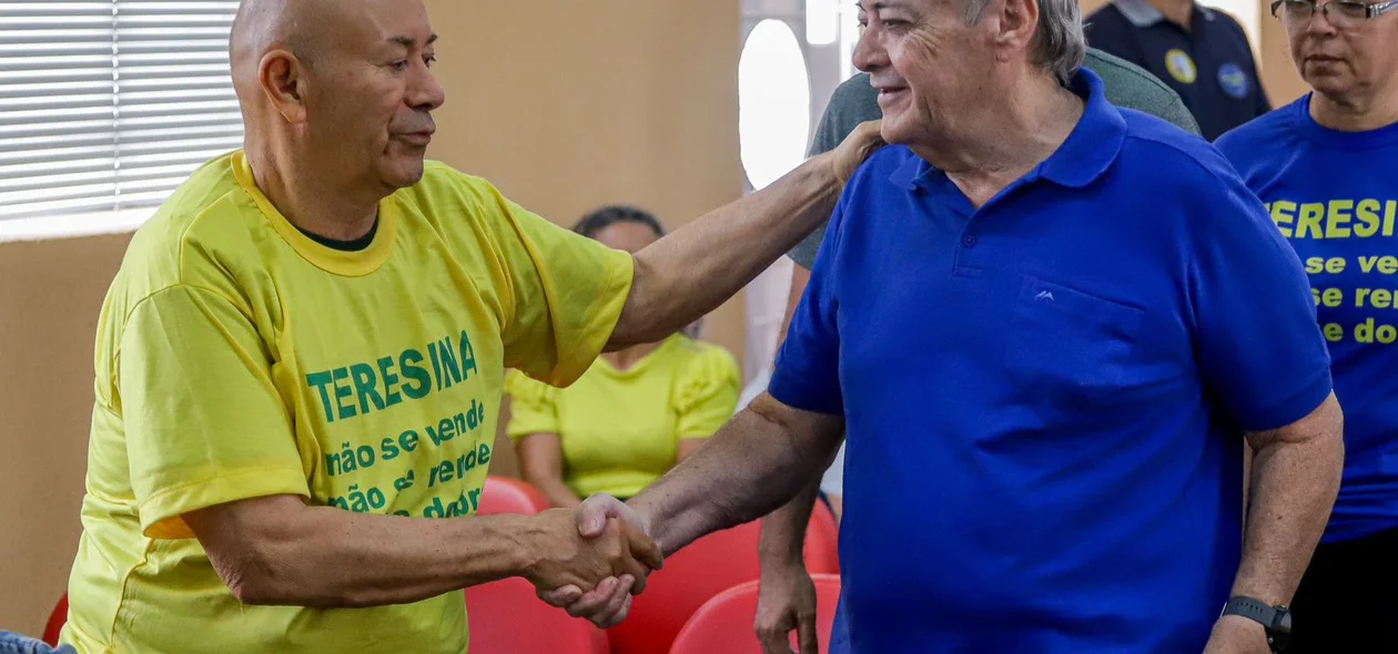 Sílvio Mendes é recebido pelos participantes da roda de conversa