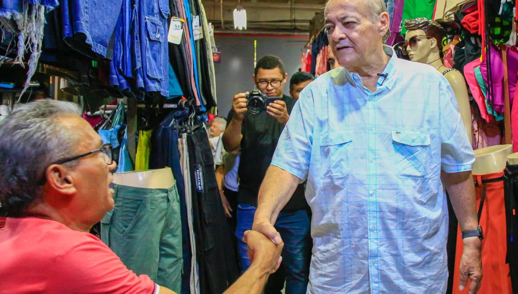 Sílvio Mendes falou com populares no Shopping da Cidade nesta terça-feira em Teresina