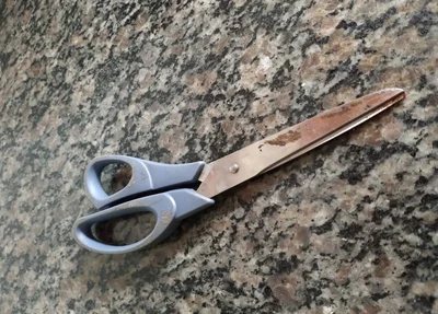 Tesoura usada pela mulher