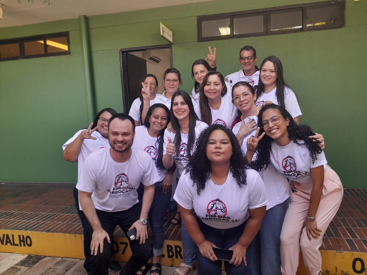 Thanandra comemorando com o grupo apoiador pós-aprovação do projeto