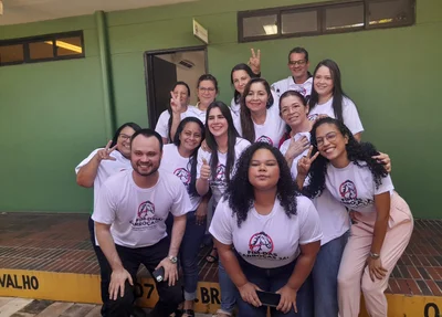 Thanandra comemorando com o grupo apoiador pós-aprovação do projeto