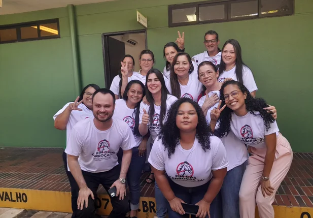 Thanandra comemorando com o grupo apoiador pós-aprovação do projeto
