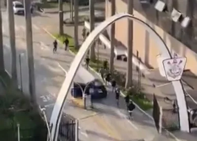 Torcedores invadindo sede do Corinthians