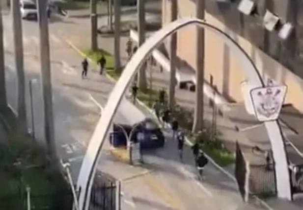 Torcedores invadindo sede do Corinthians