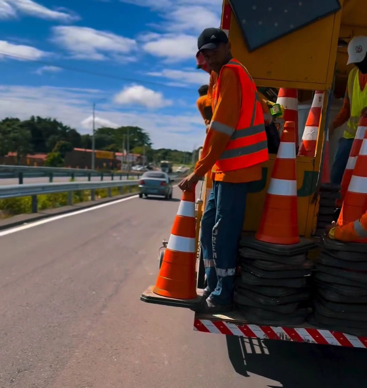Trablhadores realizando as melhorias na via