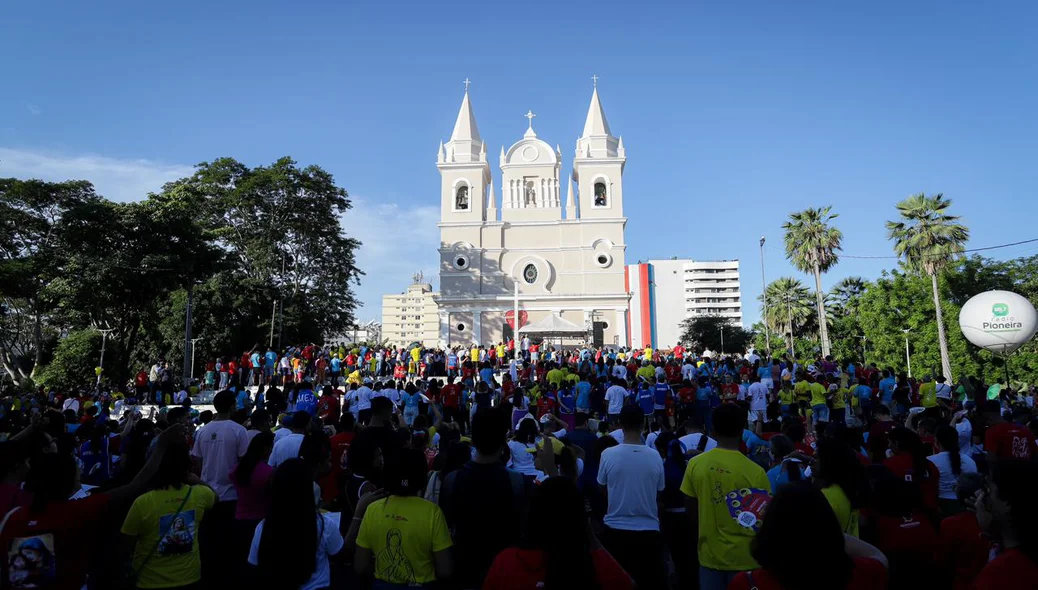 Uma multidão assistiu à missa