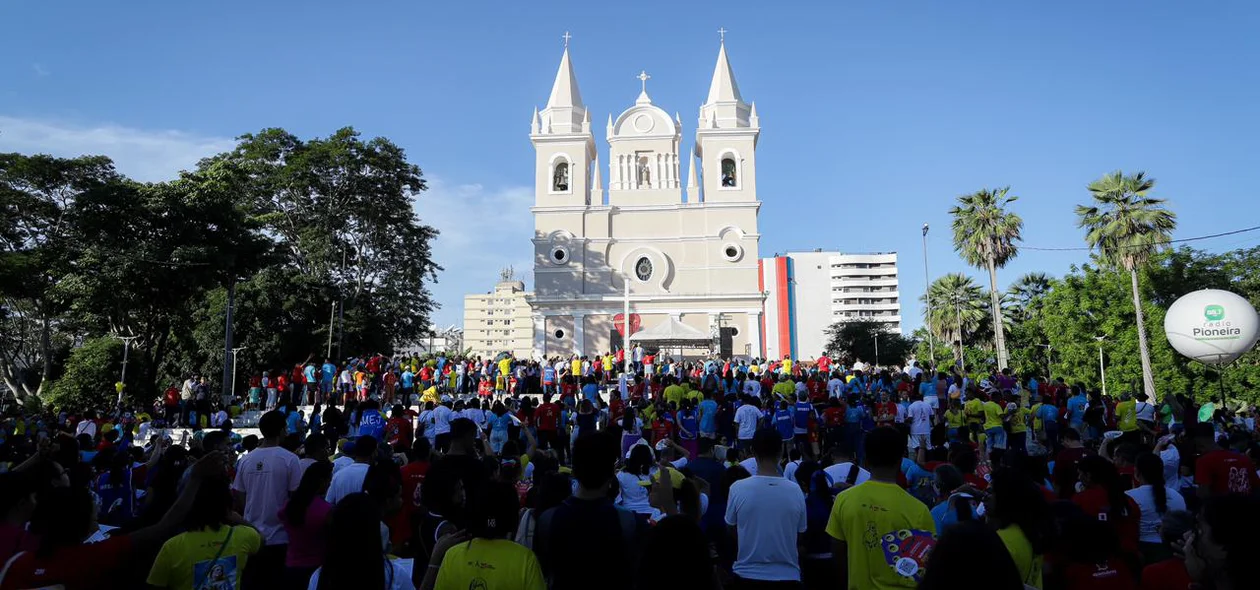 Uma multidão assistiu à missa