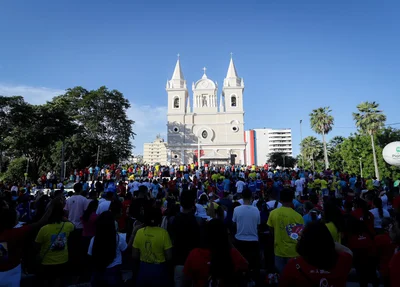 Uma multidão assistiu à missa