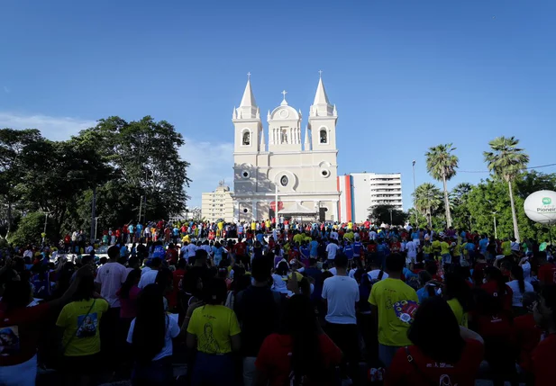 Uma multidão assistiu à missa