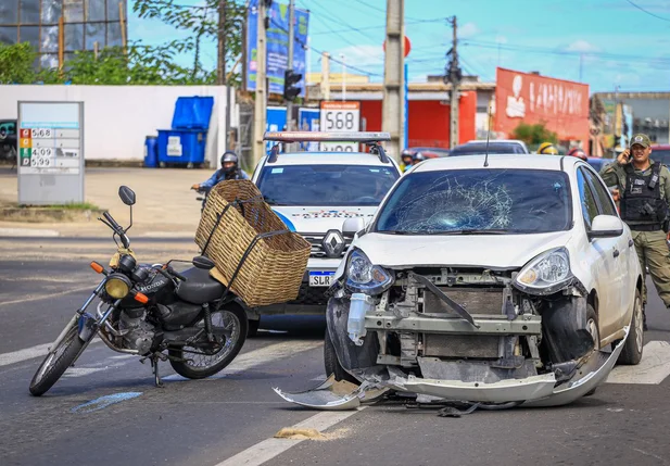 Veículos envolvidos no acidente que terminou com uma pessoa morta no Lourival Parente