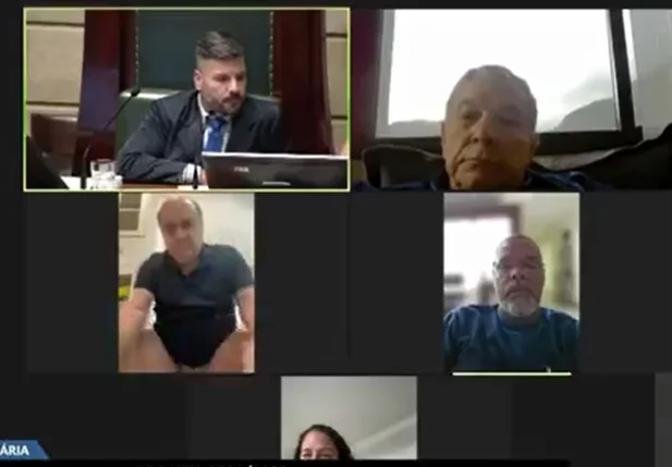 Vereador Cesar Maia foi flagrado sentado no vaso sanitário