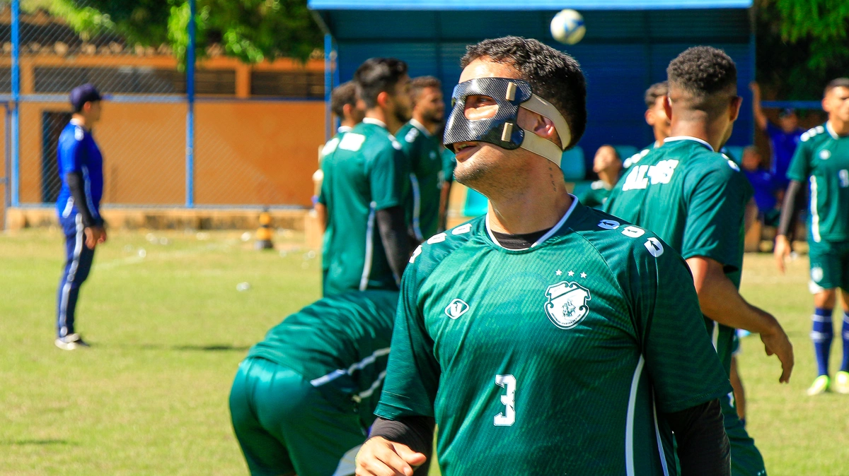 Zagueiro e capitão do Altos, Arlan