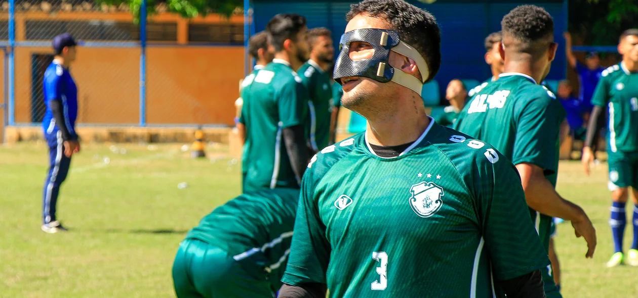 Zagueiro e capitão do Altos, Arlan