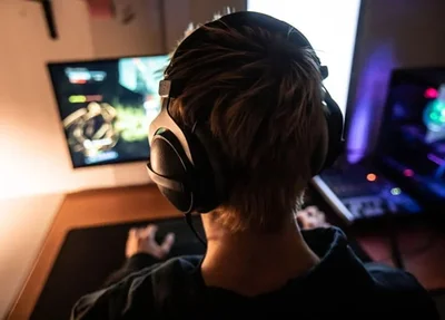 Adolescente jogando esportes eletrônicos