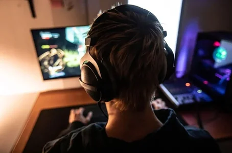 Adolescente jogando esportes eletrônicos