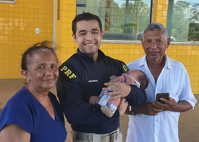 Agente da PRF salvou bebê que estava engasgado