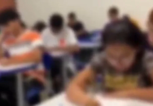 Alunos foram pegos colando na prova