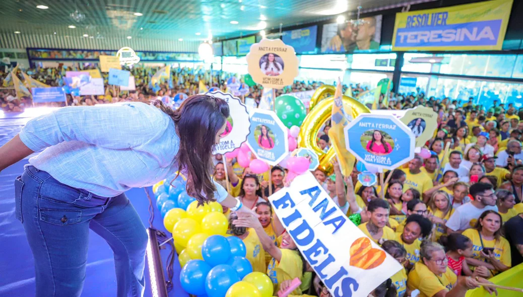 Ana Fidelis apertando a mão de apoiadores