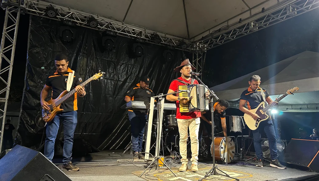 Apresentação musical no Festival Municipal Junino