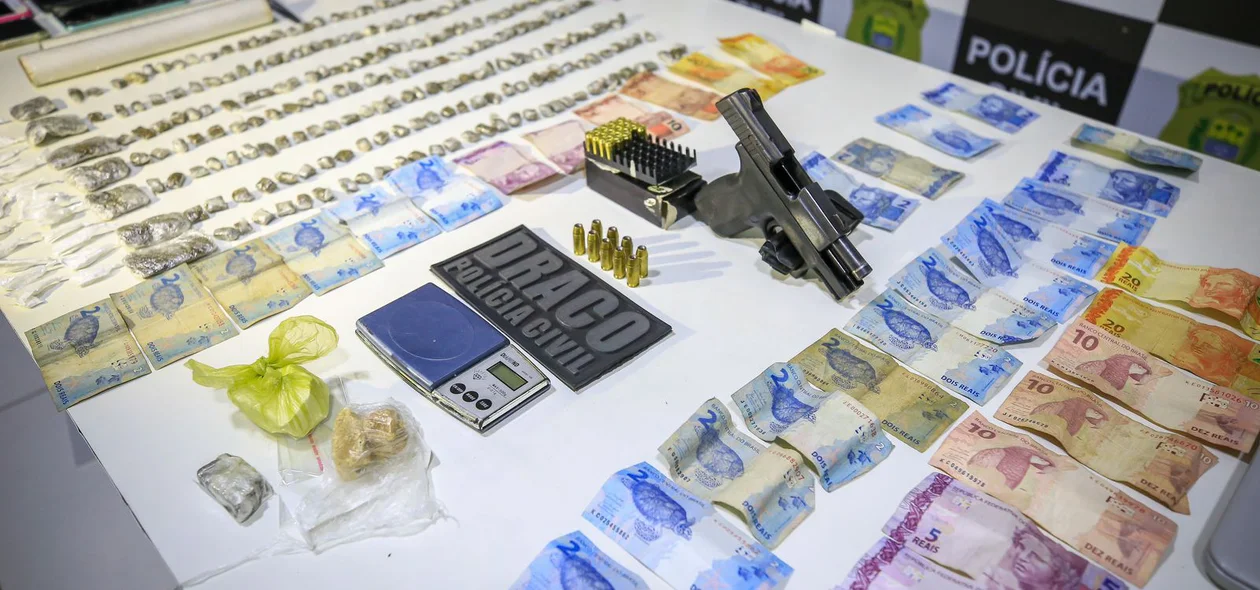 Munições, dinheiro, drogas e arma apreendida na operação DRACO 138