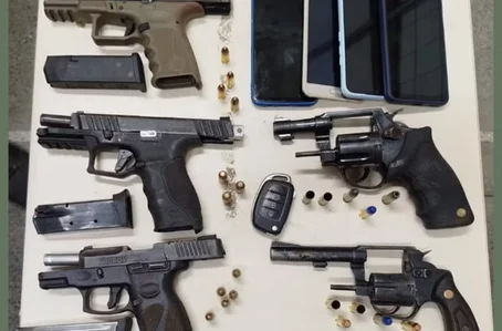 Armas de fogo apreendidas com os ocupantes do veículo