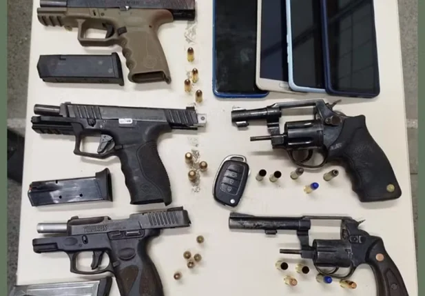 Armas de fogo apreendidas com os ocupantes do veículo