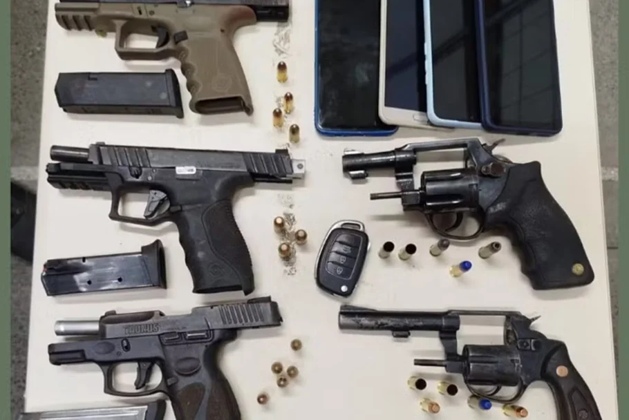 Armas de fogo apreendidas com os ocupantes do veículo