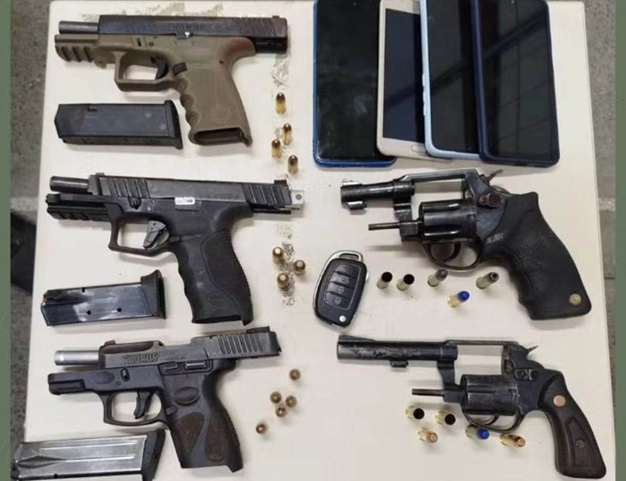 Armas de fogo apreendidas com os ocupantes do veículo