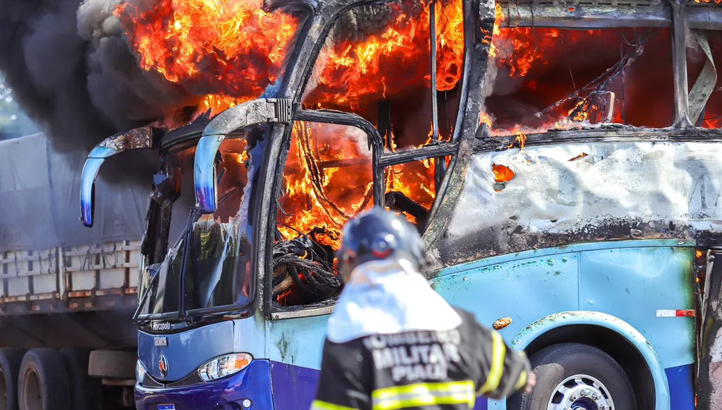 Bombeiros atuam no combate às chamas