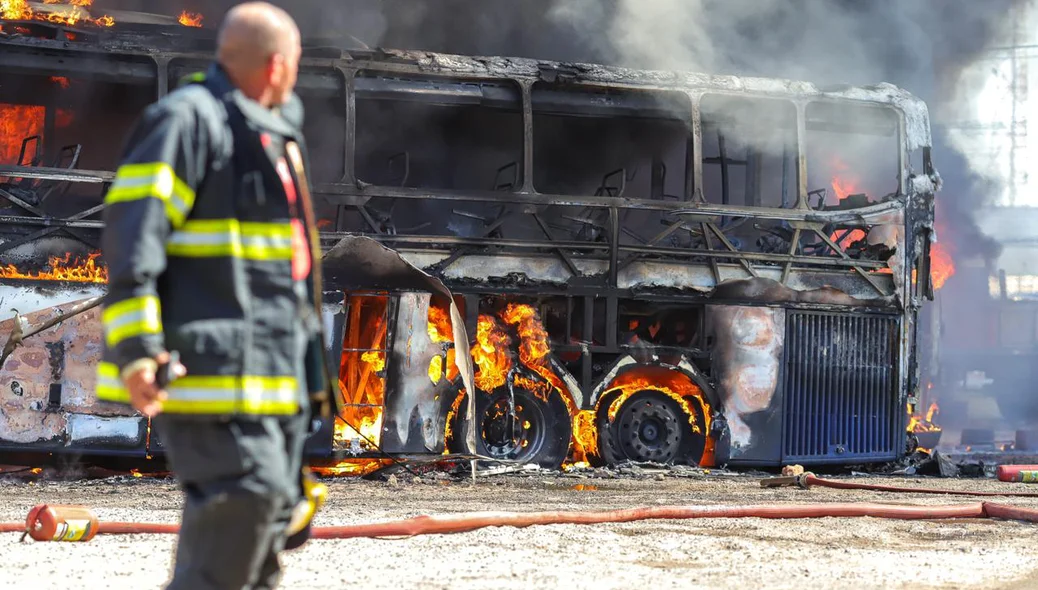 Bombeiros no local da ocorrência