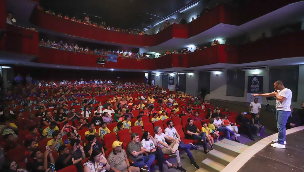 Cafu palestrando sobre superação de dificuldades através do esporte, no Teatro 04 de Setembro