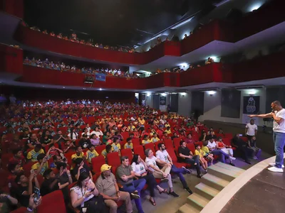 Cafu palestrando sobre superação de dificuldades através do esporte, no Teatro 04 de Setembro