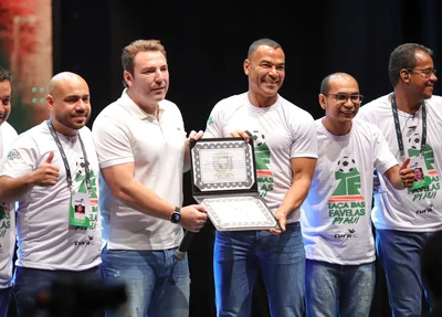 Cafu recebendo título de cidadão teresinense das mãos do vereador Markim Costa, autor da proposição