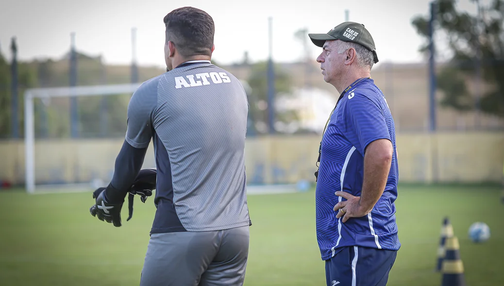 Carlos Rabello ao lado Careca, goleiro do Altos